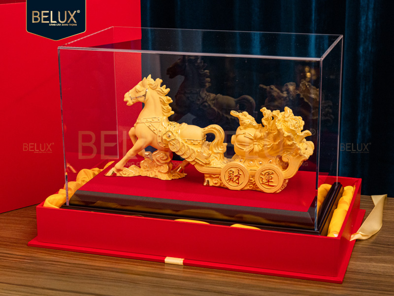 Tượng Ngựa Kéo Củ Cải dát vàng cát&nbsp;30.5x6.3x15cm